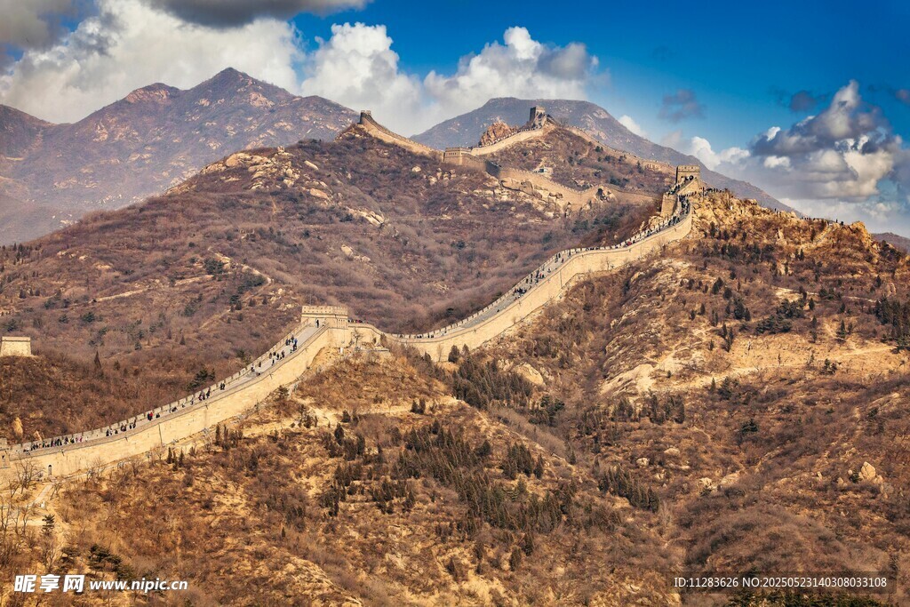 壮丽长城蜿蜒于山峦之间