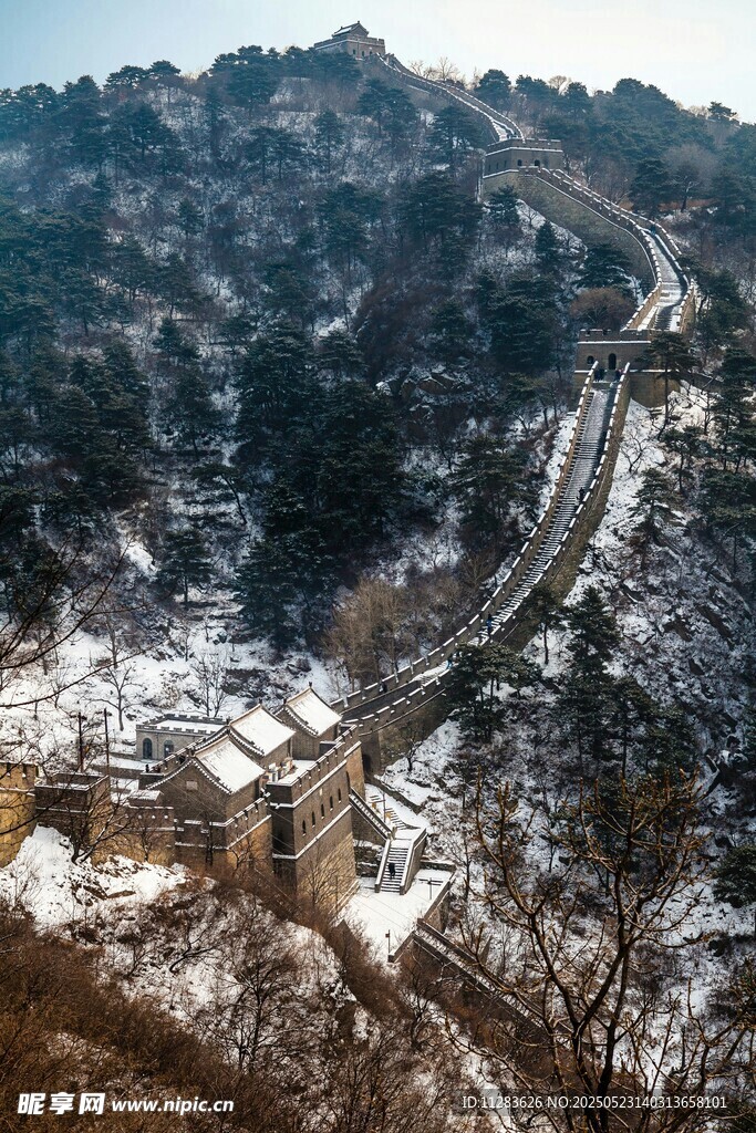 雪后蜿蜒长城壮美景观