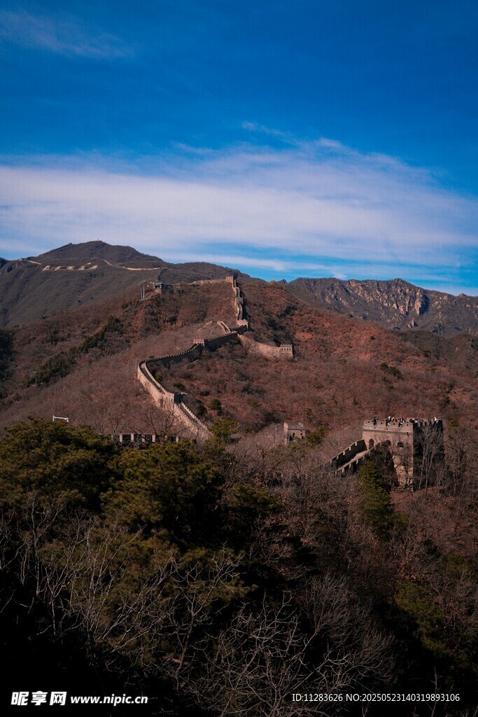 壮丽长城蜿蜒于山峦之间