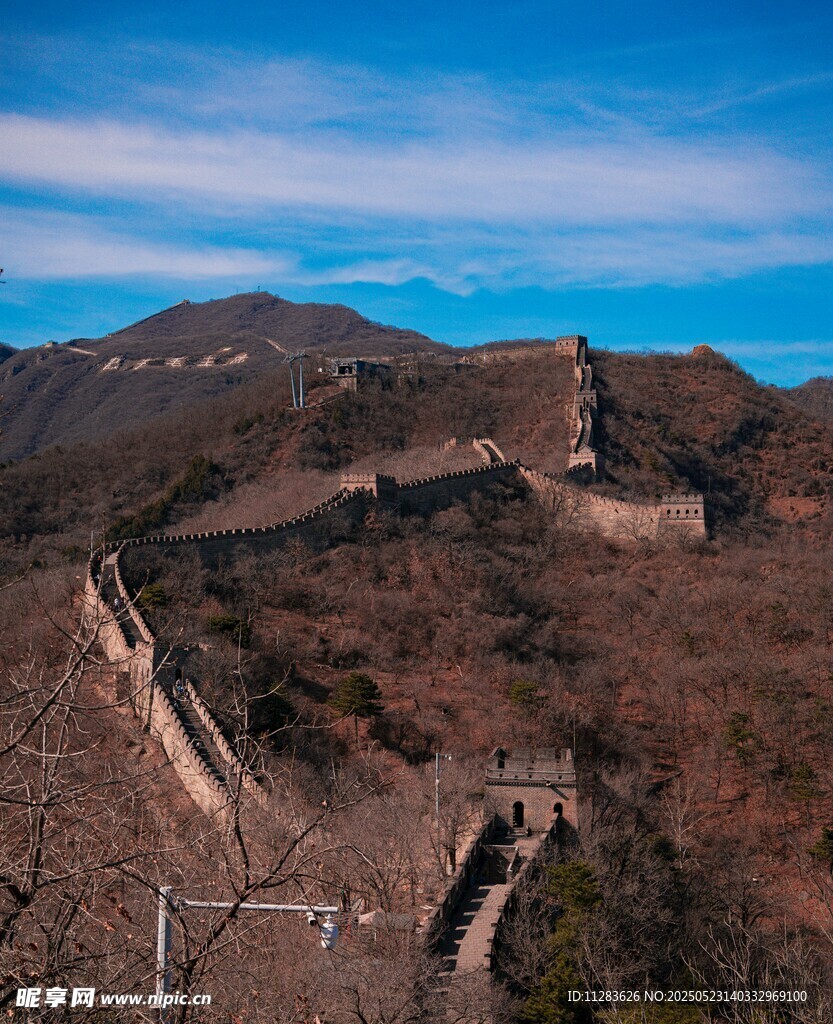 壮丽长城蜿蜒于山峦之间