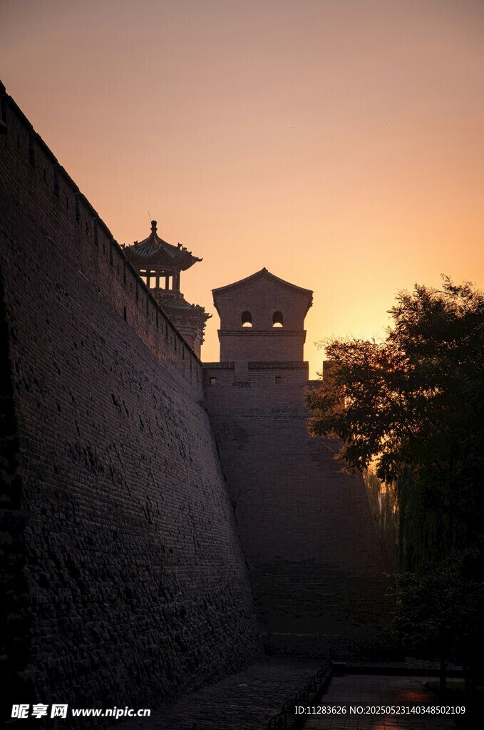 夕阳下的古老城墙建筑