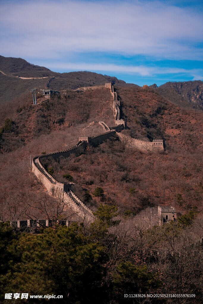 壮丽长城蜿蜒于山峦之间