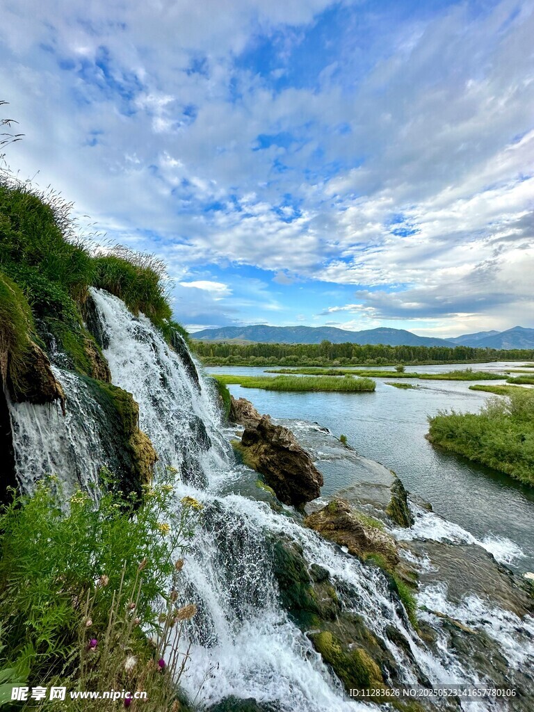 山间瀑布与开阔水域美景