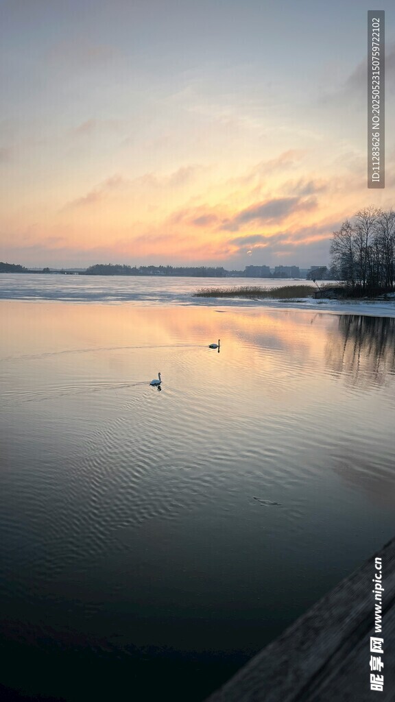 湖畔日落美景