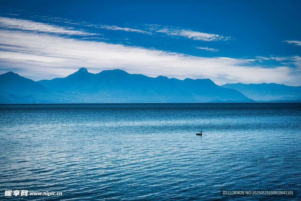 宁静湖景与远处山峦