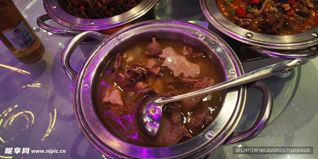 美味炖菜锅中诱人呈现