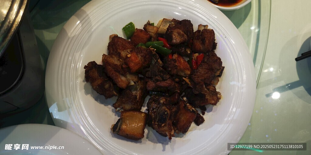 美味红烧肉摆于白盘