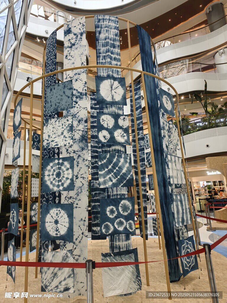 商场内的大型艺术装置展示