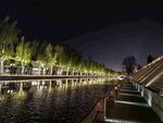 河畔夜景灯光璀璨迷人