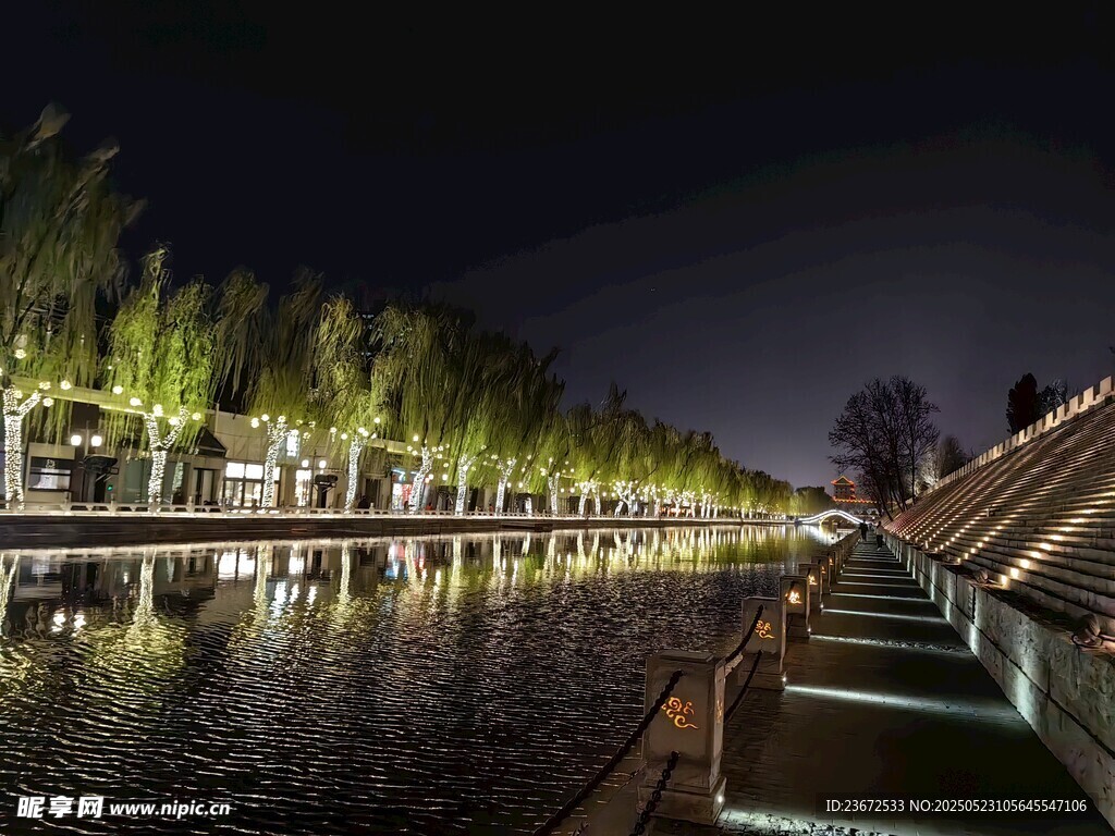 河畔夜景灯光璀璨迷人