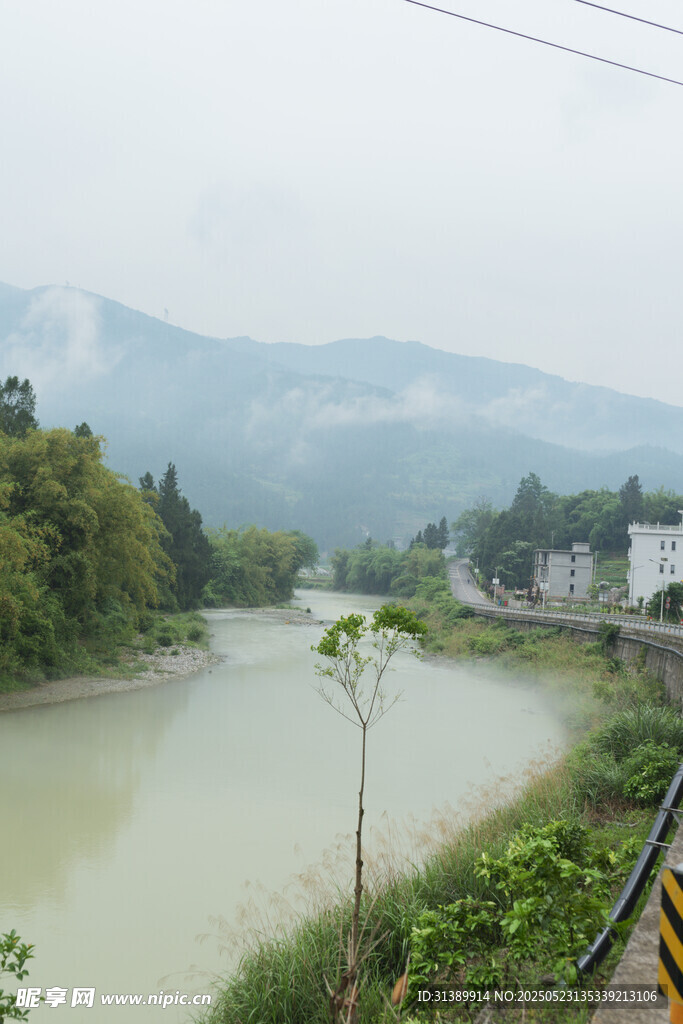 乡村河畔风景