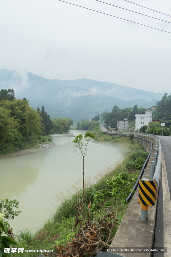 乡村河畔风景