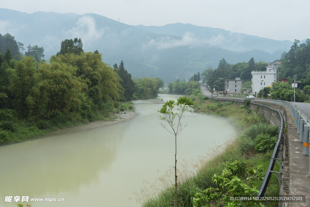 山间河畔风景