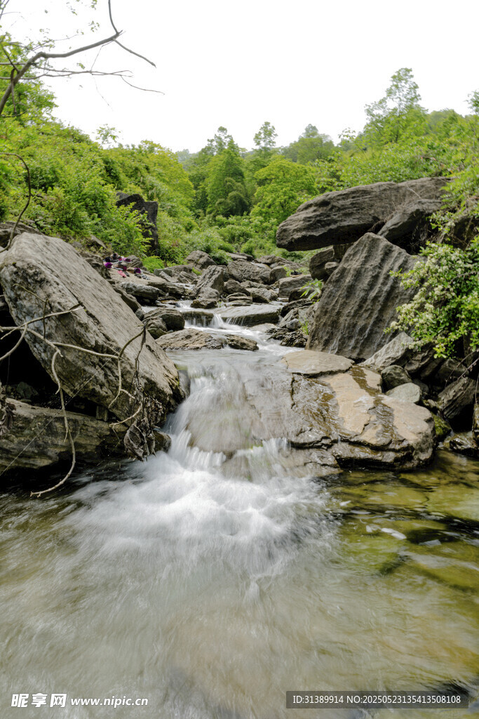 山间溪流潺潺过岩石