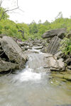 山间溪流与嶙峋怪石