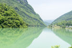 青山绿水间的静谧湖泊