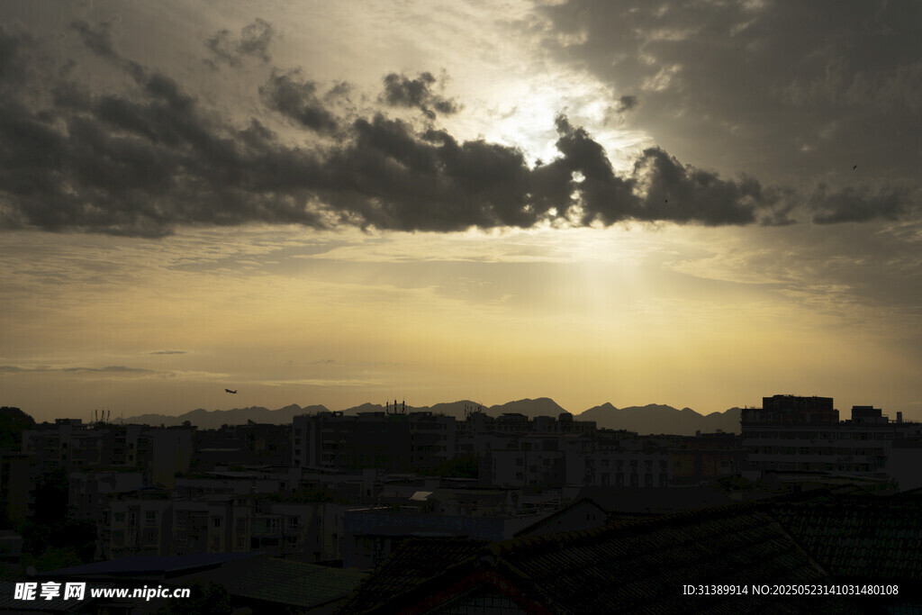 夕阳下的城市天际线