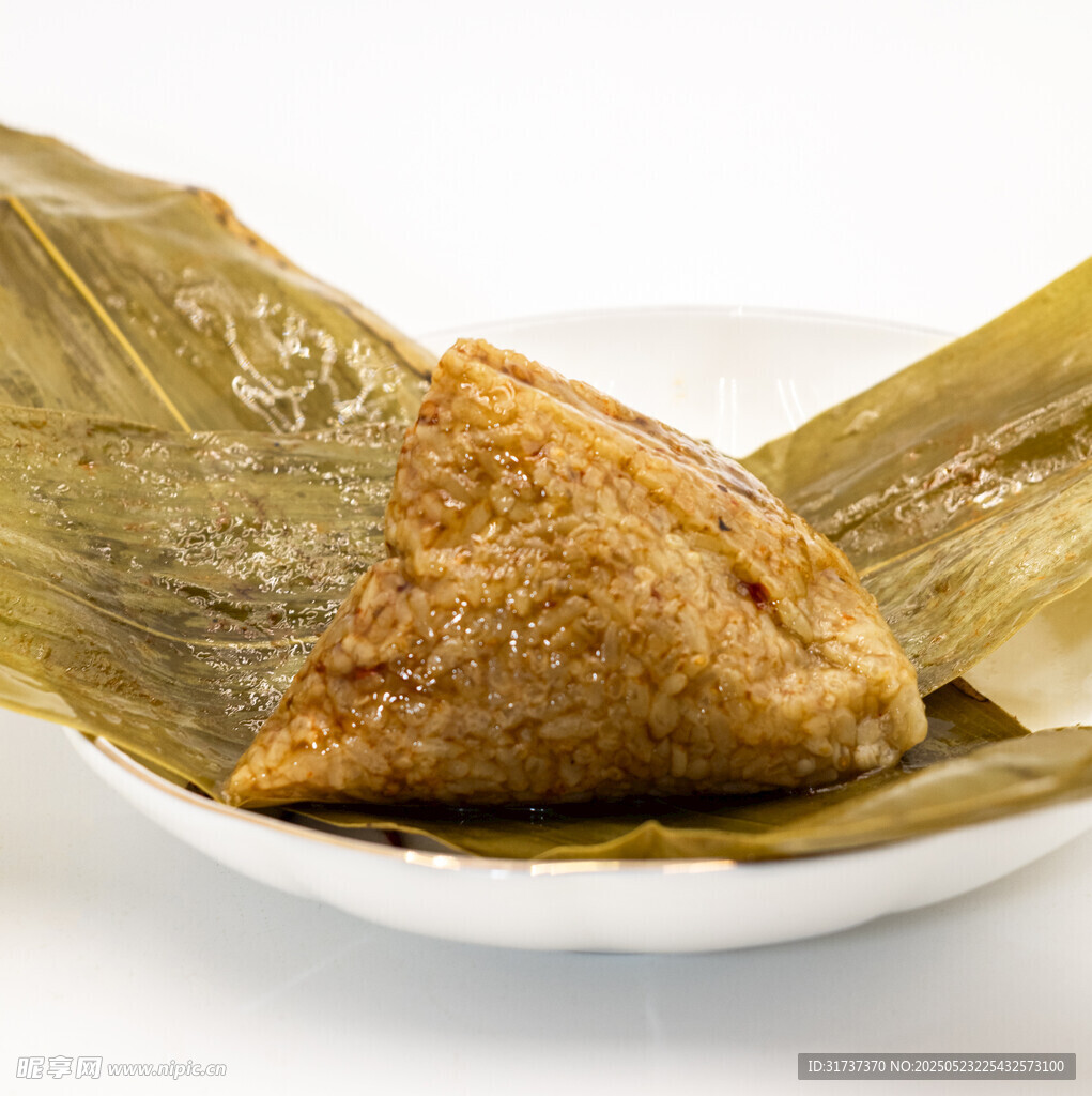 美味传统粽子置于白盘上