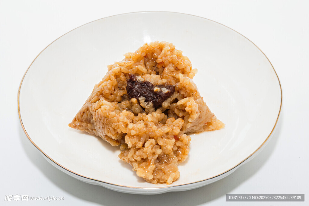 盘中美味米饭配夹心粽子