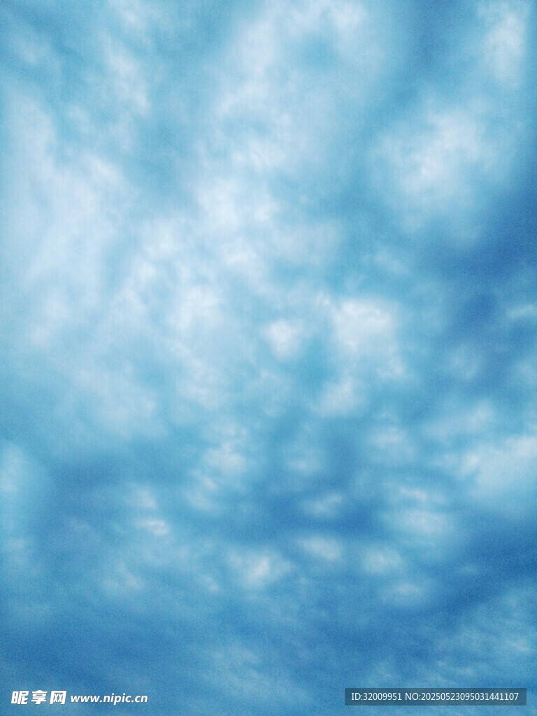 梦幻蓝色云朵背景图