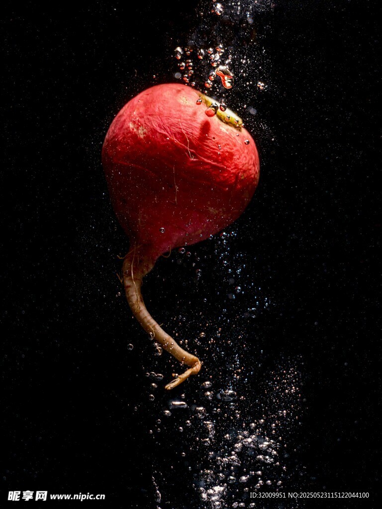 胡萝卜入水溅起晶莹水花