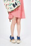 女孩背印花包穿格纹裙