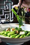 筷子夹起鲜嫩青菜
