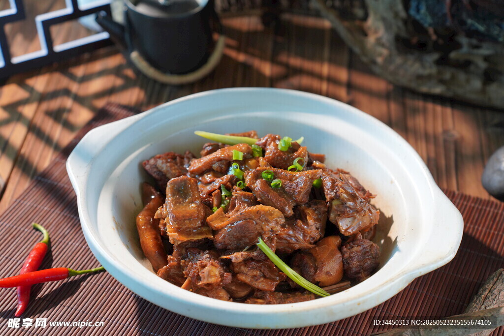 美味砂锅焖鸭