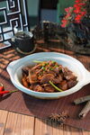 美味红烧鸭摆于木桌