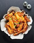 香酥炸鸡翅摆放在盘中