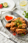 美味香酥炸鸡翅配蘸酱