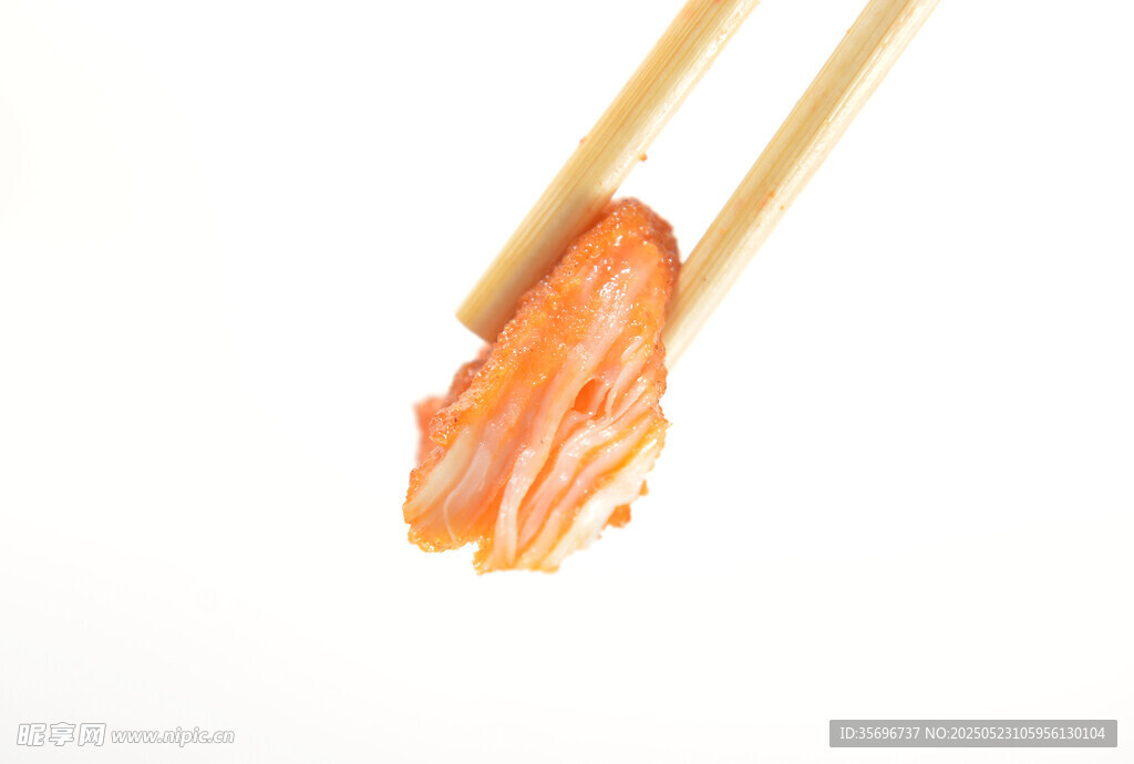 筷子夹起的美味鸡柳