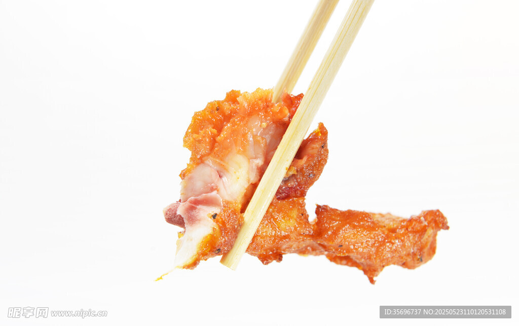 筷子夹着美味炸鸡肉