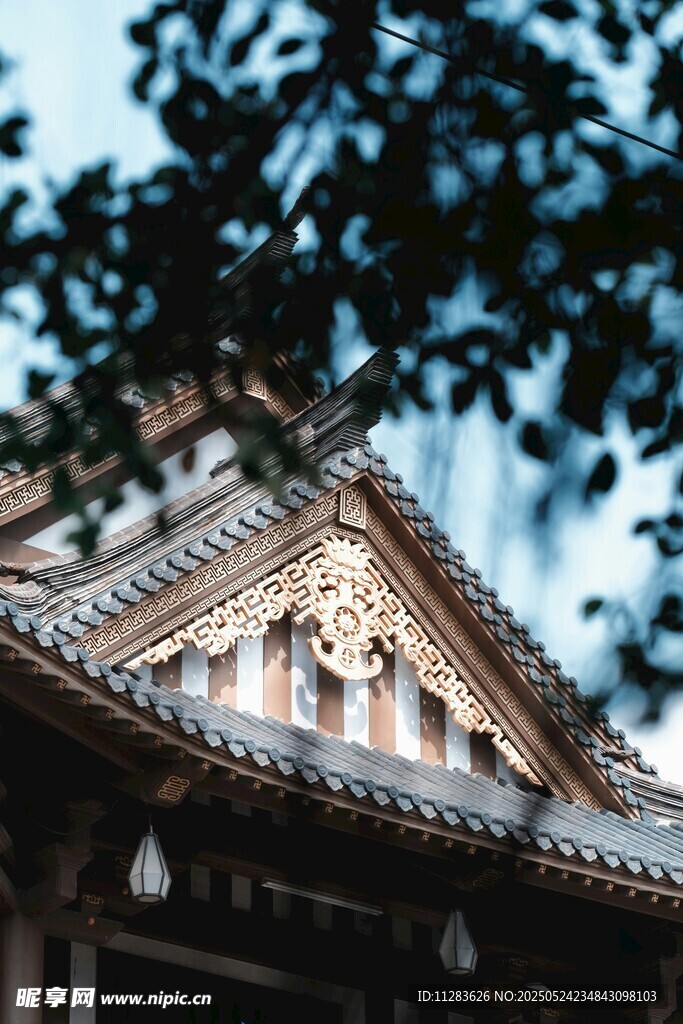 中式古建筑屋顶一角