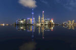 城市夜景璀璨灯光映水面