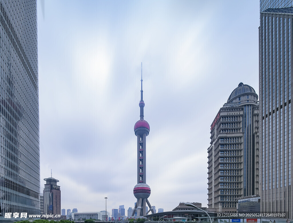 上海城市天际线中的东方明珠