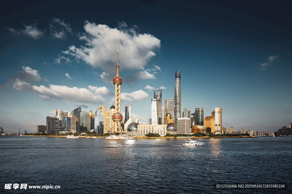 城市天际线与水域景观