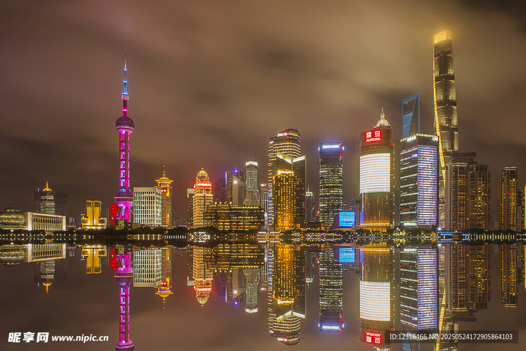 上海外滩璀璨夜景倒影
