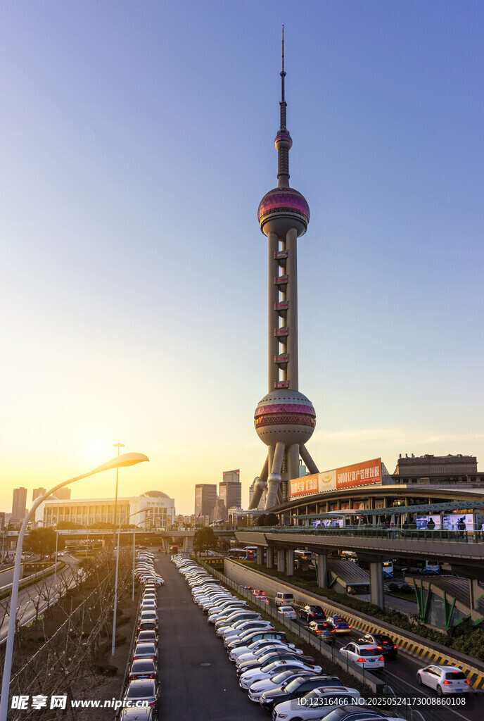 上海东方明珠塔下的街景