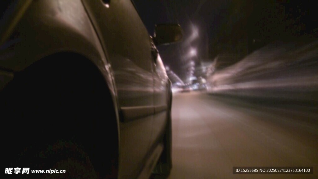 夜间公路行驶的汽车光影
