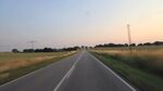 乡间公路延伸向远方