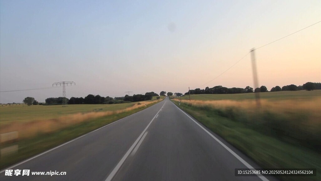 乡间公路延伸向远方