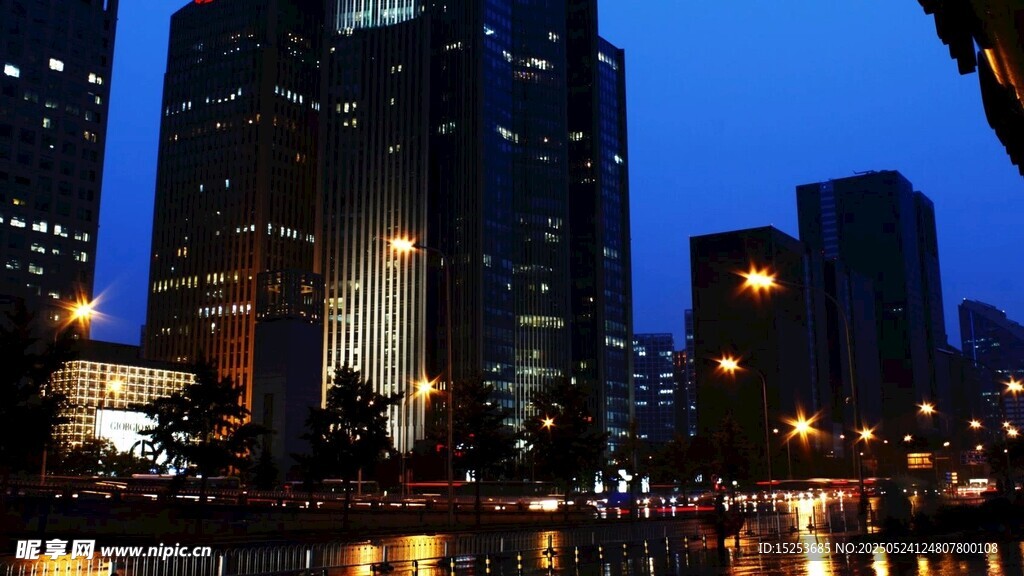 城市夜景中的璀璨高楼