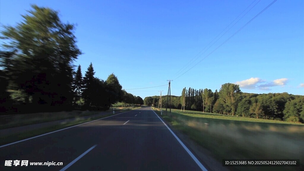 公路风景 蓝天绿树相伴