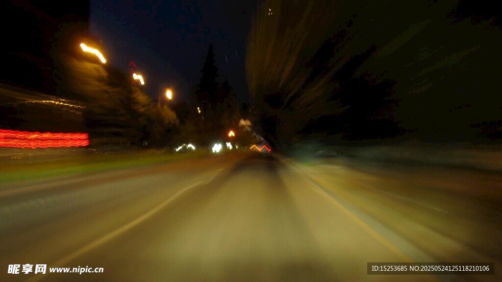 夜晚街道车流光影轨迹