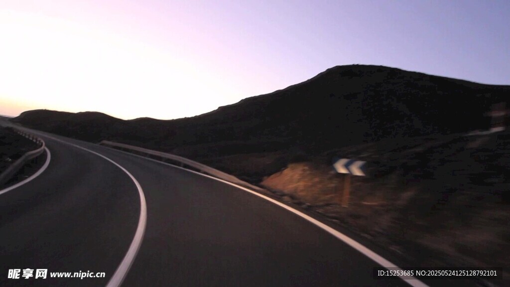 蜿蜒山路的黄昏美景