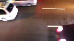 夜晚道路上的行驶车辆