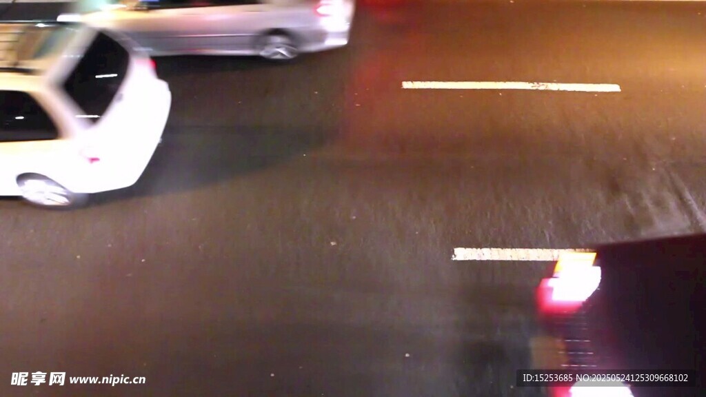 夜晚道路上的行驶车辆