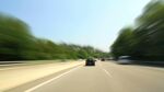 公路上行驶的汽车画面