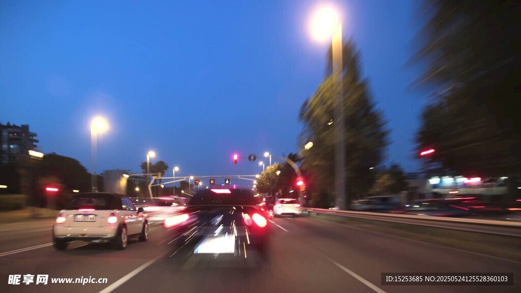 城市夜幕下的繁忙街道